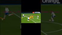 Mbappé rê bóng tốc độ khiến hàng thủ “bốc hơi”
