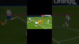 Mbappé rê bóng tốc độ khiến hàng thủ “bốc hơi”