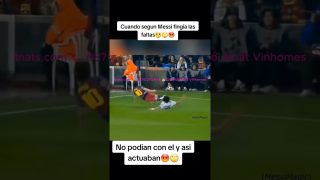 Messi rê bóng khiến hậu vệ chỉ còn cách phạm lỗi