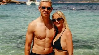 Laura Hilven Xóa Ảnh Trossard, Fan Arsenal Hoang Mang