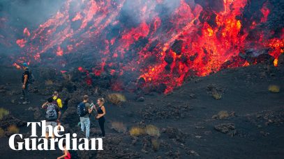 Núi Etna, Italy phun trào, dung nham đỏ rực tuôn xuống sườn núi