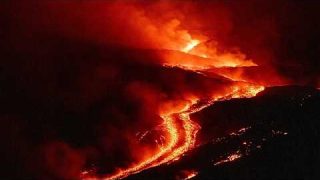 Núi lửa Etna phun trào, sân bay Catania đóng cửa