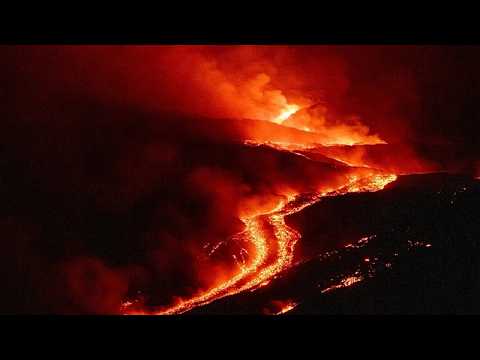 Núi lửa Etna phun trào, sân bay Catania đóng cửa