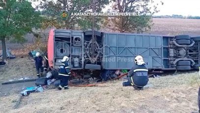 Xe buýt biển số Ba Lan lật, 12 người chết ở Hungary
